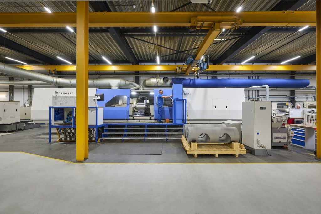 Danobat CNC-rondslijpmachine voor het precisieslijpen van grote en zware assen bij De Rooy.
