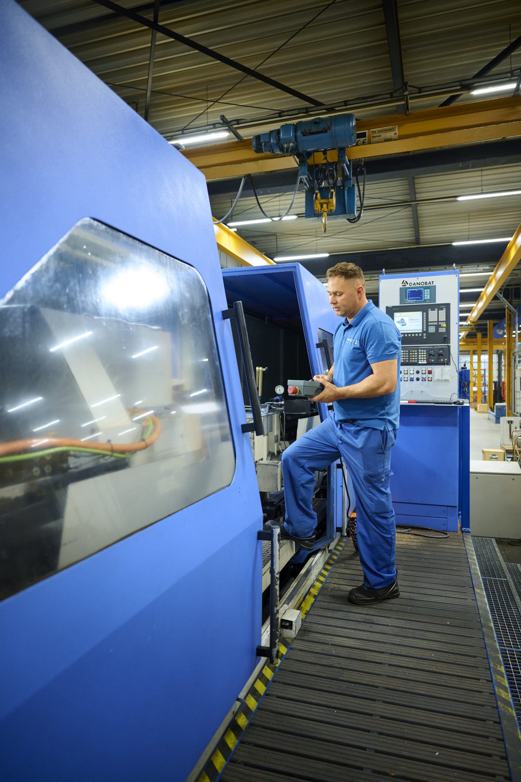Grote as van Ø 250 × 3.000 mm tijdens het precisieslijpen op de Danobat G91-S CNC-rondslijpmachine bij De Rooy.

Deze is sterk omdat hij concreet beschrijft wat er op de foto staat, inclusief de belangrijkste technische kenmerken en het type machine.